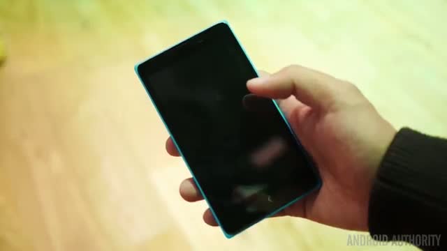 Watch Nokia XL First Look and Hands On! Video