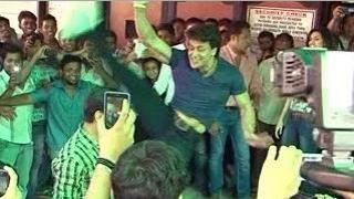 Watch Tiger Shroff's DAREDEVIL STUNT in PUBLIC! Video