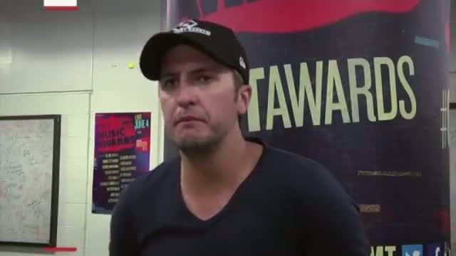 Watch Kristen Bell, Luke Bryan Talk CMT Awards Video