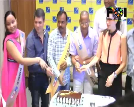 Watch "I Am Waiting For A Powerful Script" - Karisma Kapoor Video