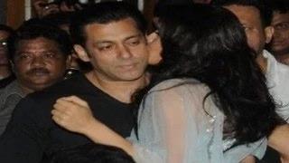 Watch Jacqueline Fernandez KISSES Salman Khan at KICK TRAILER LAUNCH Video