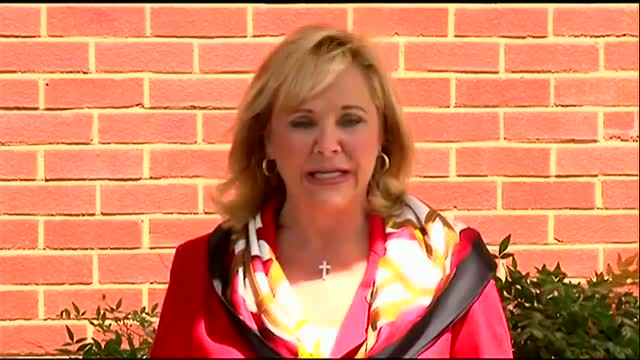 Watch Gov. Fallin Tours Barracks for Immigrant Teens Video