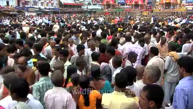 Watch Lakhs of devotees throng Puri to take part in the Rath Yatra Video