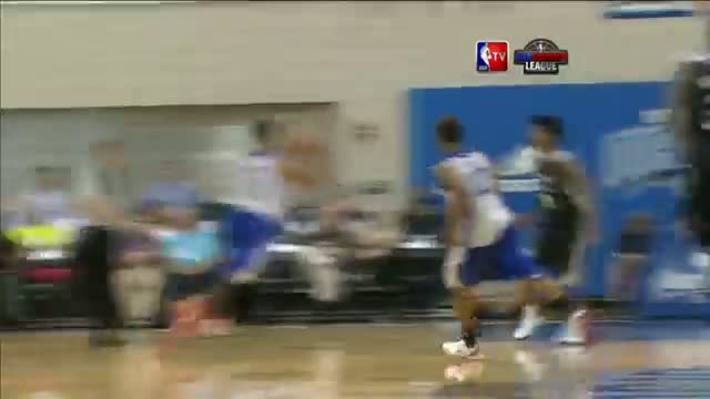 Watch Aaron Gordon RIPS the ball out of the sky! Video