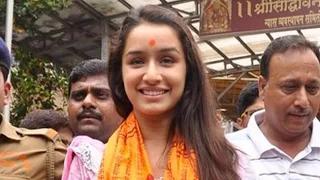 Watch Shraddha Kapoor Visits Siddhivinayak Temple Video