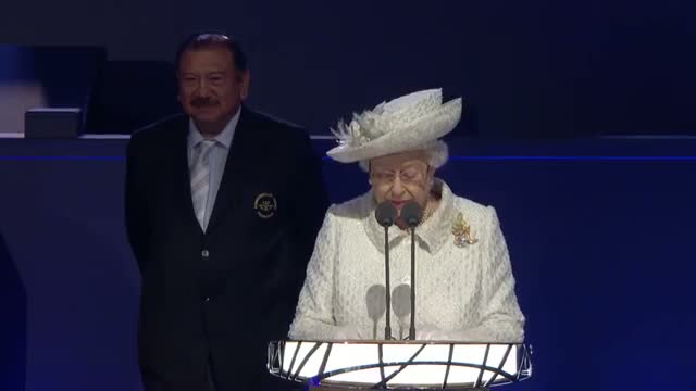 Watch Sir Chris Hoy delivers the Baton to The Queen - XX Common Wealth Games 2014 Video