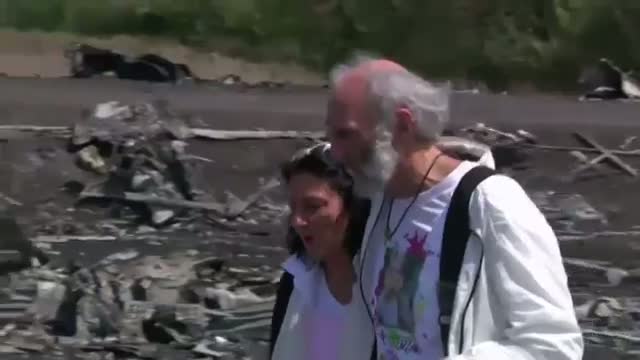 Watch Family of MH17 Victim Pay Respects at Crash Site Video