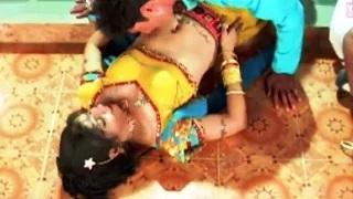 Watch Garam Lage Choli Kah Ta Saiyan (Hot Bhojpuri Item Dance Video Song) Kaise Kahin Tohra Se Pyar Ho Gail Video