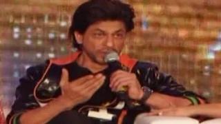 Watch Shahrukh Khan MOCKS a journalist @ Happy New Year TRAILER LAUNCH Video