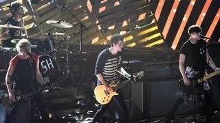 Watch 5 Seconds Of Summer 'Amnesia' Performance at MTV VMA 2014 Is Unforgettable (5SOS) Video