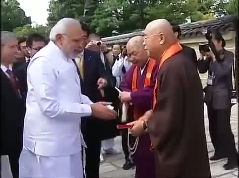 Watch PM Narendra Modi with monks in Toji temple, Kyoto Video