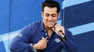 Watch Salman Khan Sings For His Canadian Fans Video