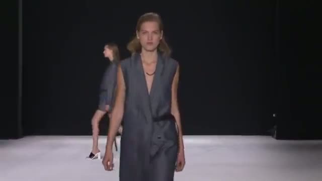 Watch Allison Williams Sits Front Row for Rag and Bone Video