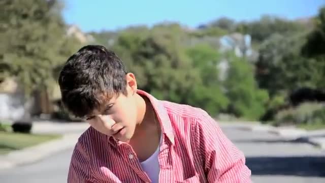 Watch Mistletoe - Justin Bieber - music video cover by Austin Mahone - with lyrics Video