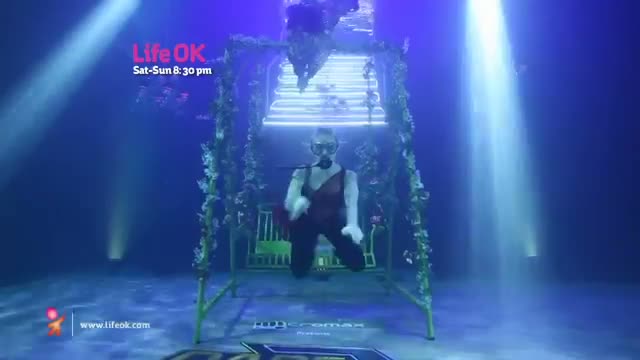 Watch Sanam impresses Akshay Kumar with his flawless underwater act! - Dare 2 Dance Video