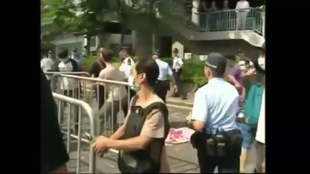 Watch Hong Kong Barricades Draw Angry Crowd Video