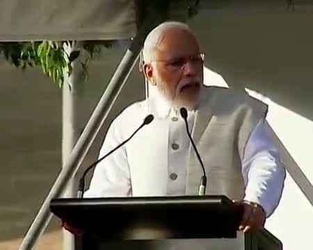 Watch PM Narendra Modi Unveiling of Mahatma Gandhi Statue at Roma Street Parklands Video
