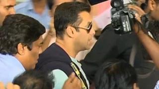 Watch Salman Khan, Arpita Khan and Family SPOTTED at Mumbai AIRPORT Video