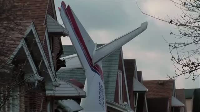 Watch Twin Engine Plane Crashes Into Chicago Home Video