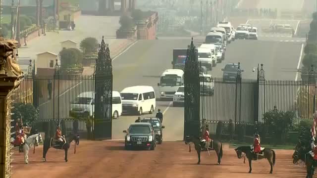 Watch PM Narendra Modi with US President Barack Obama on Ceremonial Function at Rashtrapati Bhawan Video