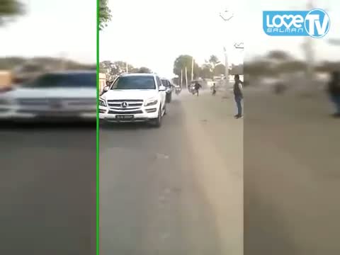 Watch Salman Got Angry With Uncontrolled Fans Who Trying To Block His Way Video