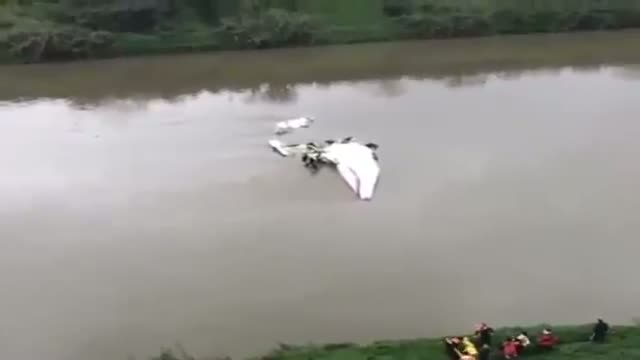 Watch Taiwan TransAsia plane crash-lands in Taipei river - RAW VIDEO Video