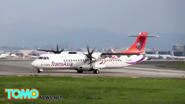 Watch Taiwan plane crash: 19 dead as TransAsia flight crashes into Taipei river Video
