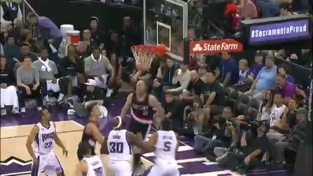 Watch NBA: Chris Kaman Sinks Circus No-Look Reverse Layup Video