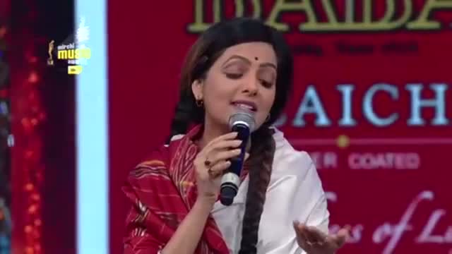 Watch Sugandha Mishra in her Didi avtaar at the 7th Royal Stag Mirchi Music Awards! Video