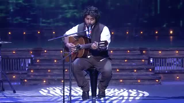 Watch Arijit Singh with his soulful performance on the stage of 6th Royal Stag Mirchi Music Awards Video
