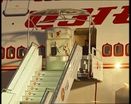 Watch PM in Paris: Arrival at airport, Paris Video