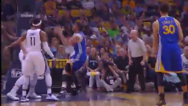 Watch NBA: Harrison Barnes Feeds Andrew Bogut for the Smash Video