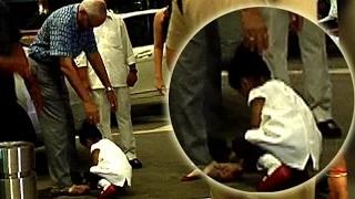 Watch Aaradhya Bachchan TOUCHES Granddad's Feet Video