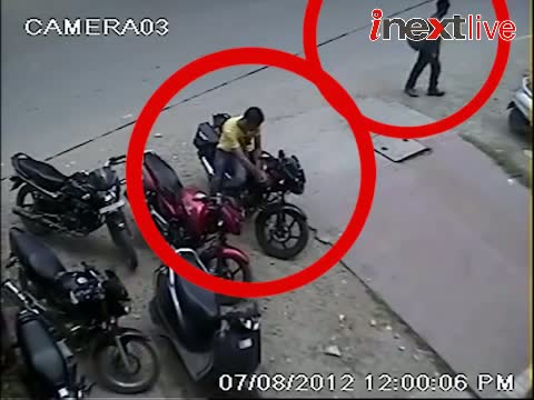 Watch Live video of thief stealing bike from Bareilly market Video