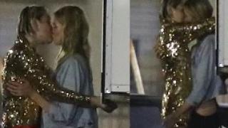 Watch Miley Cyrus KISSES Stella Maxwell (FULL VIDEO) Video