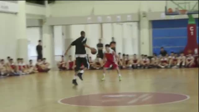 Watch NBA: Giannis Antetokounmpo goes 1 on 1 vs Student in China Video