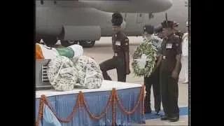 Watch PM Modi pays his respects to former President Dr. APJ Abdul Kalam at Delhi airport Video