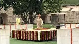 Watch PM Modi pays tributes at the Samadhi of Mahatma Gandhi at Rajghat on 69th Independence Day Video
