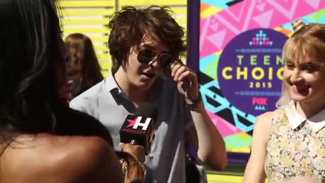 Watch Hey Violet Teased As Kids, Talk 5SOS Tour (Teen Choice Awards 2015) Video