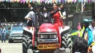 Watch Akshay, Amy & Prabhudeva's Grand Entry On A Tractor Video