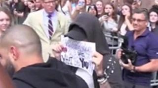 Watch Justin Bieber Promotes His New Song 'What Do You Mean' While Being Mobbed By Paparazzi Video