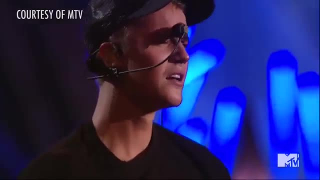 Watch Justin Bieber CRIES on Stage at 2015 MTV VMA Video