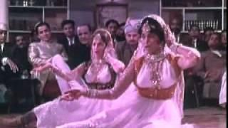 Watch Saakiya ek Jaam Woh Bhi to De De || Neend Hamari Khwab Tumhare (1966) || Asha Bhonsle & Mubarak Begum || {Old Is Gold} Video