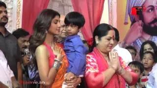 Watch Shilpa Shetty and Rituparna Sengupta visit Andheri Cha Raja Video