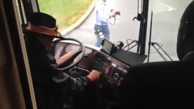 Watch Richard Petty Revs Up Ben Carson's 2016 Bus Video