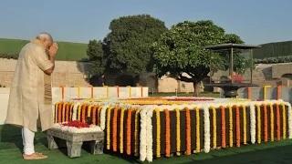 Watch PM Modi pays homage to Mahatma Gandhi at Rajghat Video