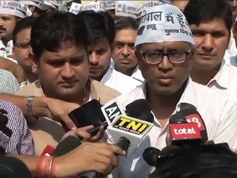 Watch AAP leaders lodged FIR against MOS V K Singh Video