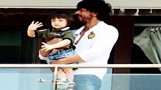 Watch VIDEO Shahrukh Khan, Abram Wave At Fans From Mannat - Shahrukh Khan 50th Birthday Video