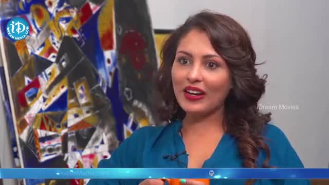 Watch Pawan Kalyan Looks Like A God - Madhu Shalini Video