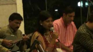 Watch Nishant Akshar and Sarita - Sarita sings Aaiye Meherbaan Video